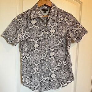 Tommy Hilfiger Womens Short Sleeve Button Down Shirt Size 6 – Black White Floral